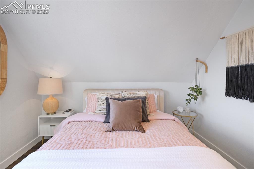 Image 23 of 50: Bedroom