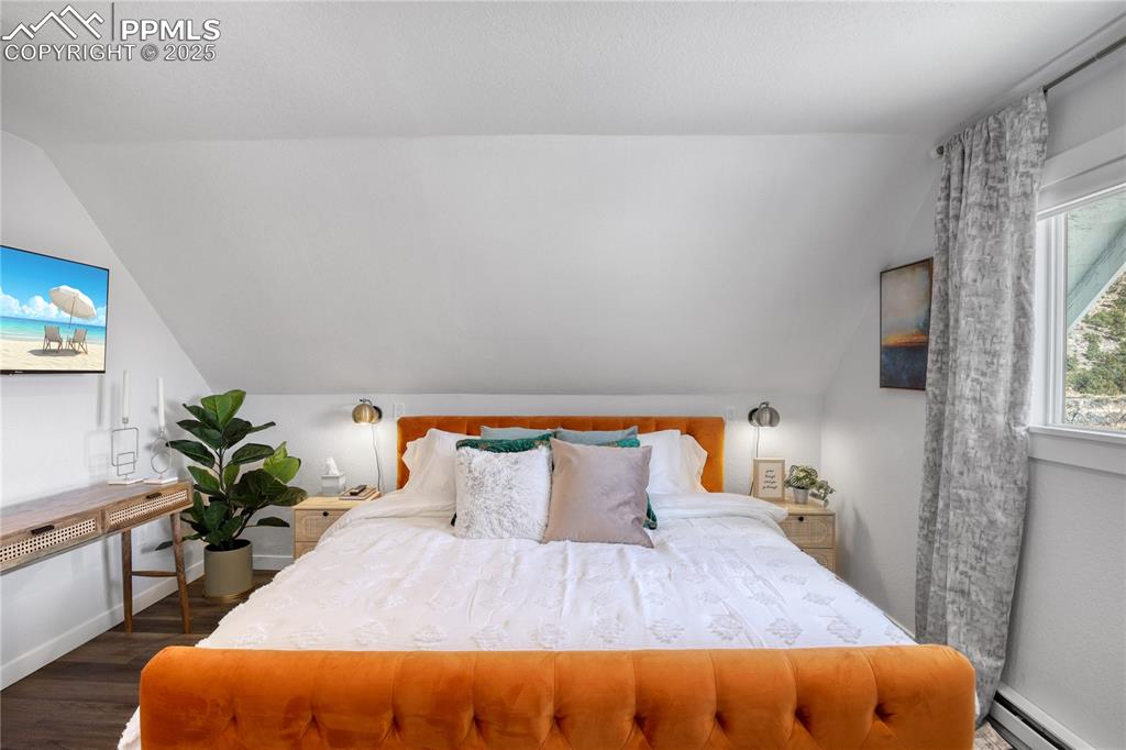 Image 24 of 50: Bedroom