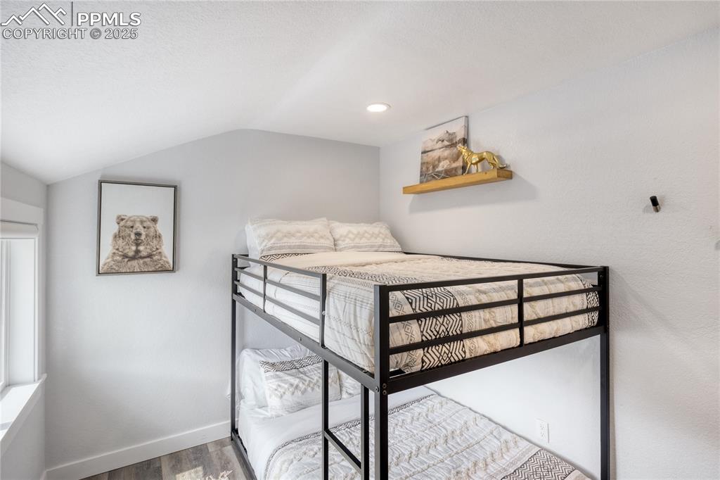 Image 27 of 50: Bedroom