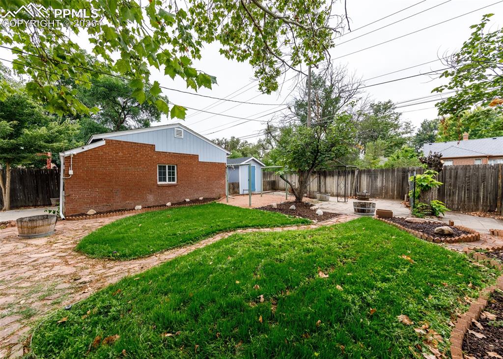 Image 12 of 15: Yard