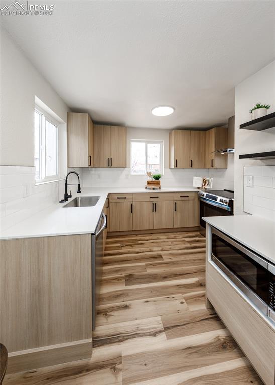 Image 16 of 50: Kitchen