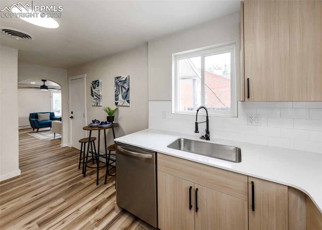 Image 18 of 50: Kitchen