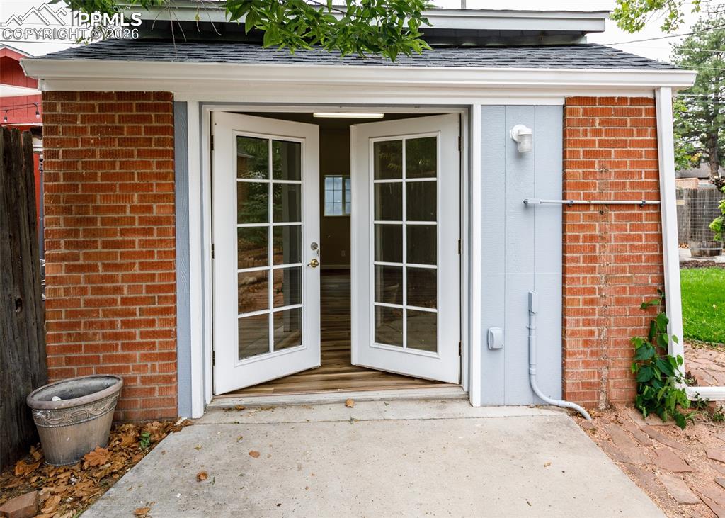 Image 6 of 15: Entry