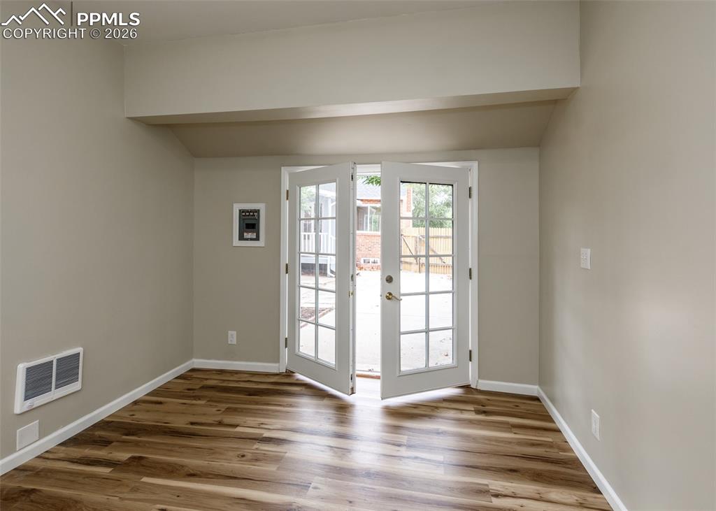 Image 7 of 15: Entry