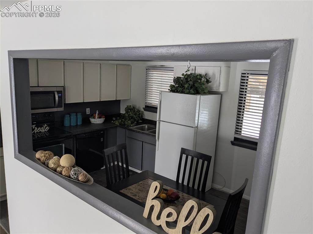 Image 5 of 18: Kitchen