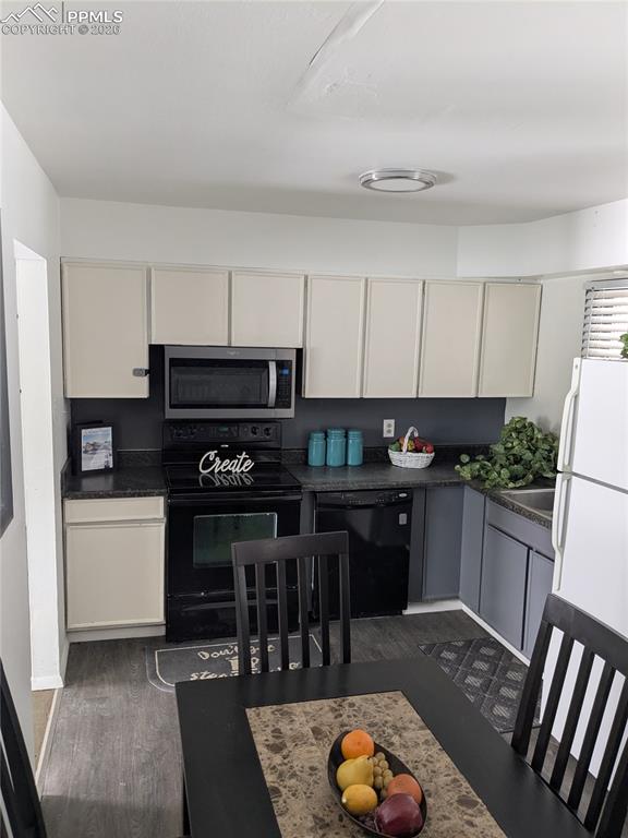 Image 6 of 18: Kitchen