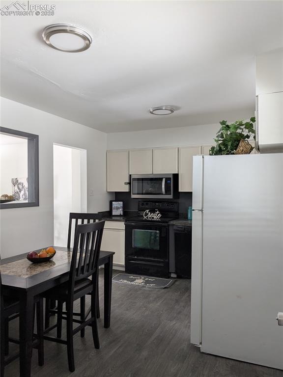 Image 7 of 18: Kitchen