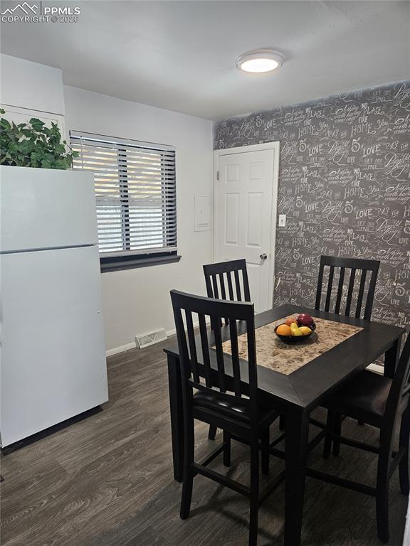 Image 8 of 18: Dining Area