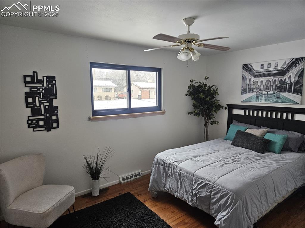 Image 9 of 18: Bedroom