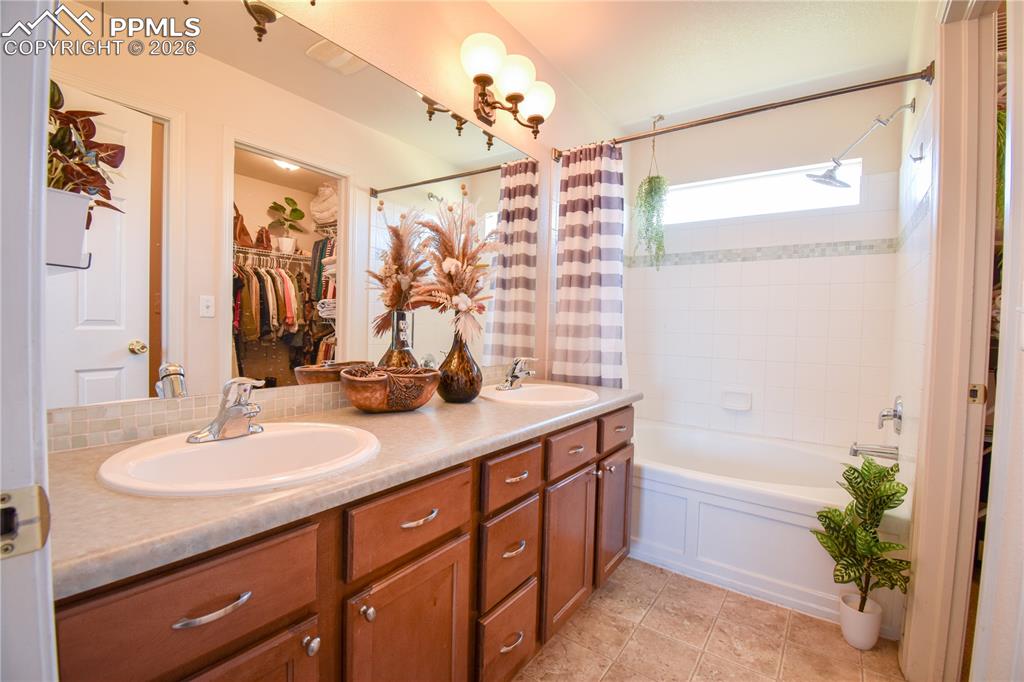 Image 21 of 40: Bathroom