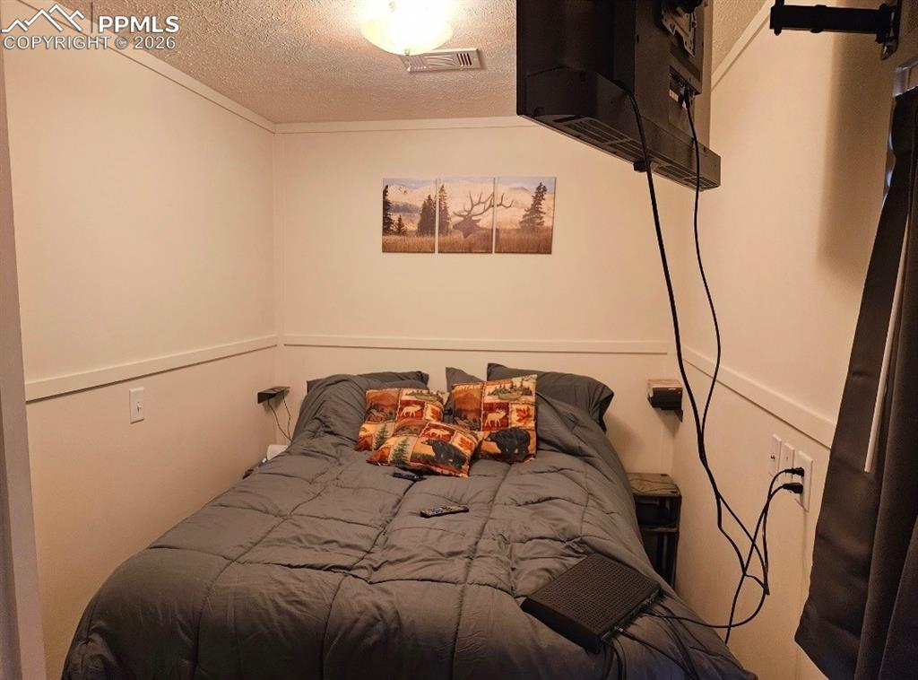 Image 9 of 10: Bedroom