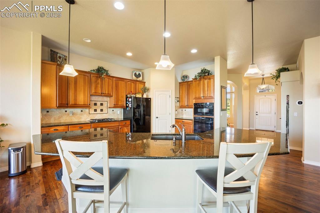 Image 10 of 50: Kitchen