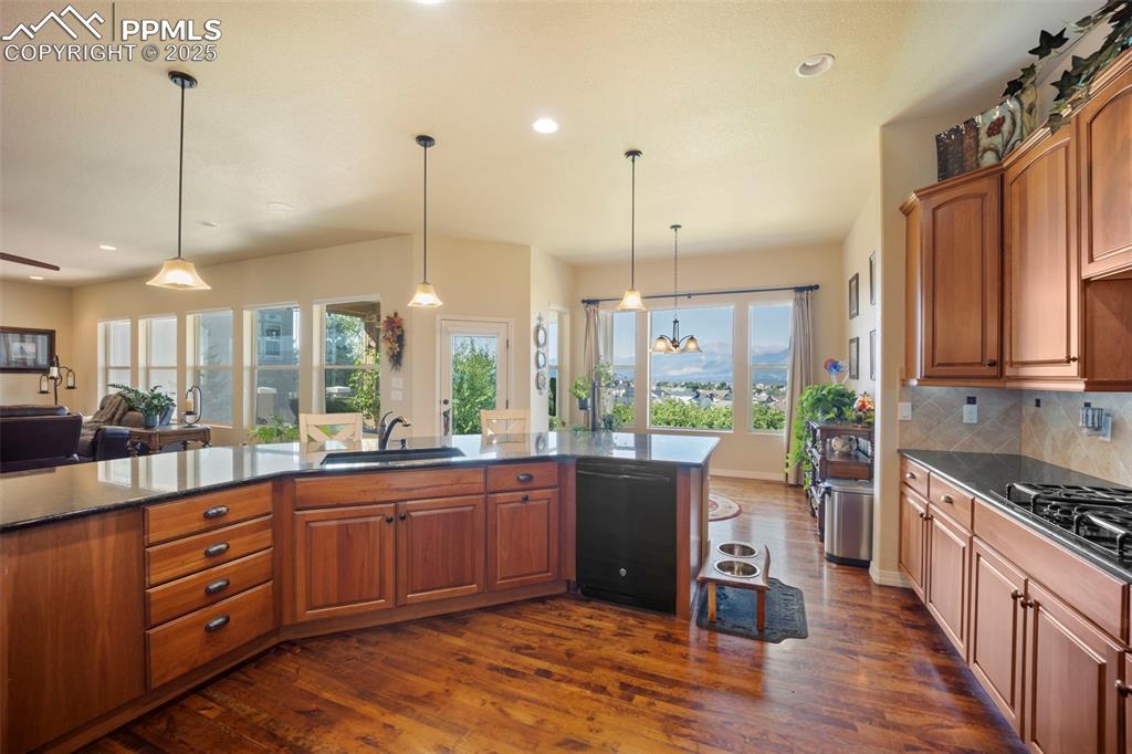 Image 11 of 50: Kitchen