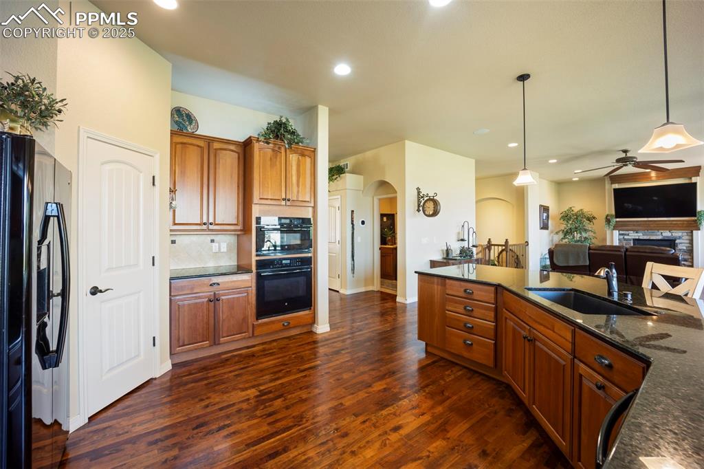 Image 12 of 50: Kitchen