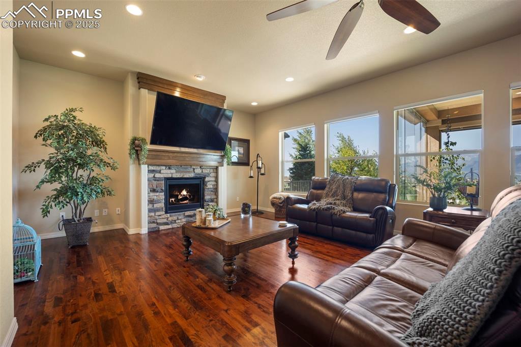 Image 13 of 50: Living Room