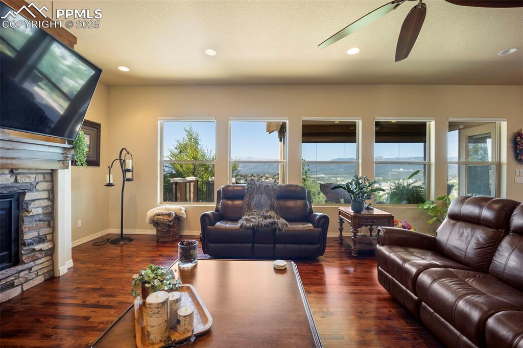 Image 14 of 50: Living Room