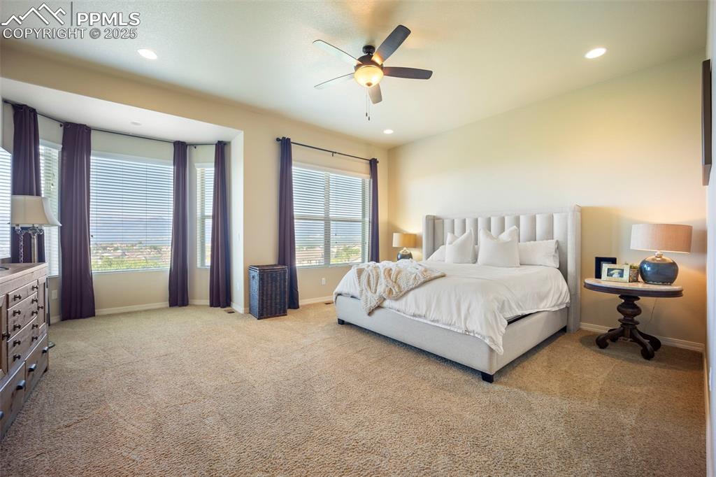 Image 21 of 50: Bedroom