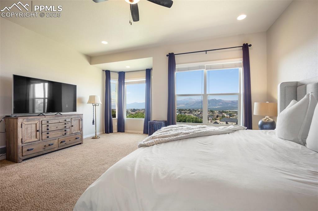 Image 22 of 50: Bedroom