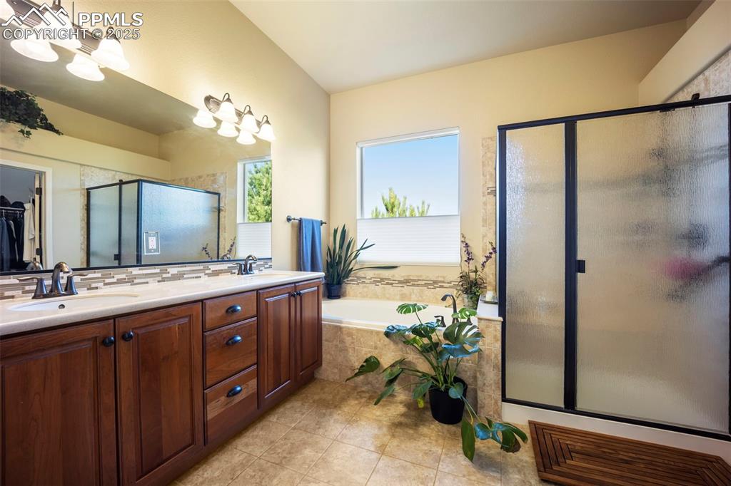 Image 26 of 50: Bathroom