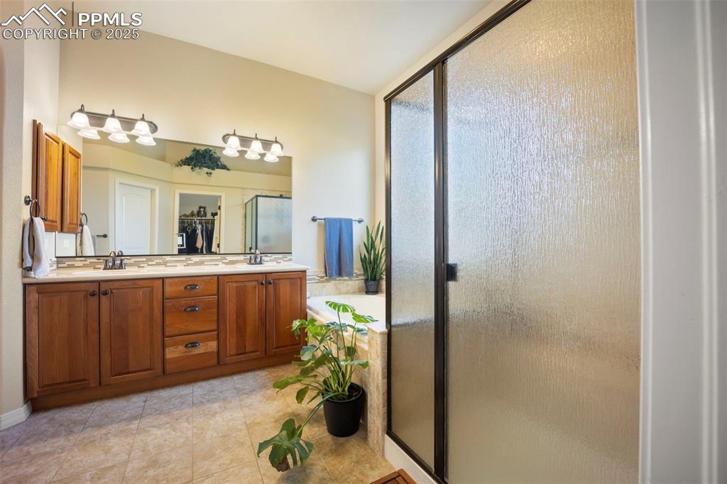 Image 31 of 50: Bathroom