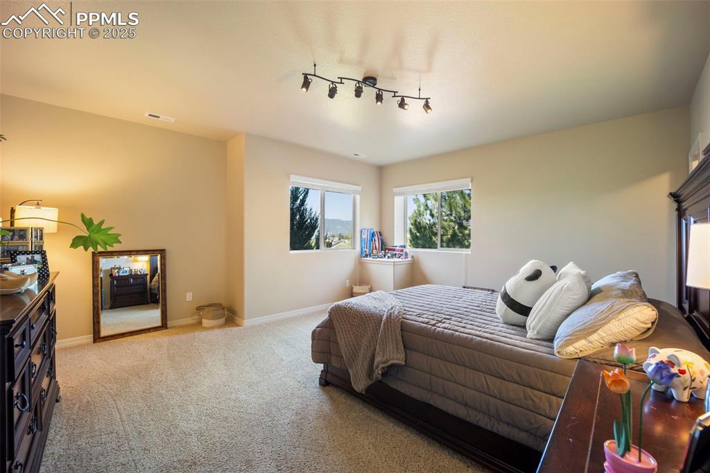 Image 35 of 50: Bedroom