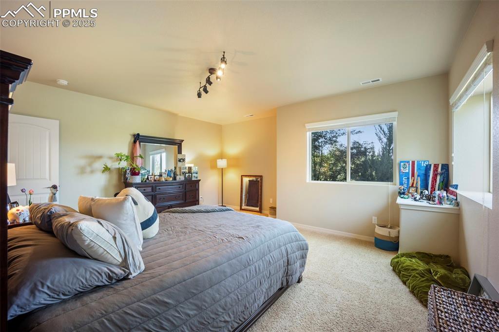 Image 36 of 50: Bedroom