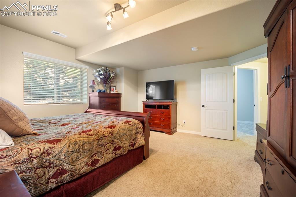 Image 39 of 50: Bedroom