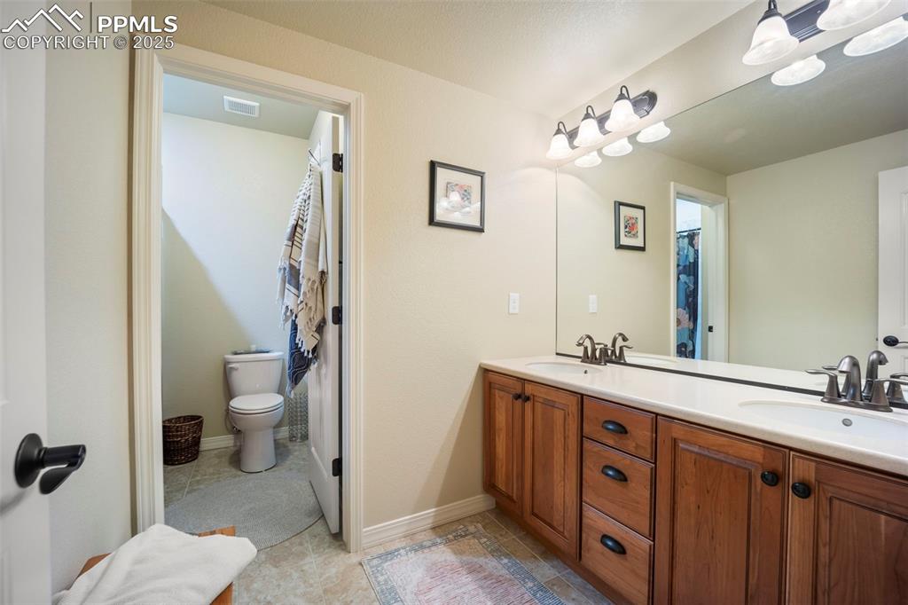 Image 41 of 50: Bathroom