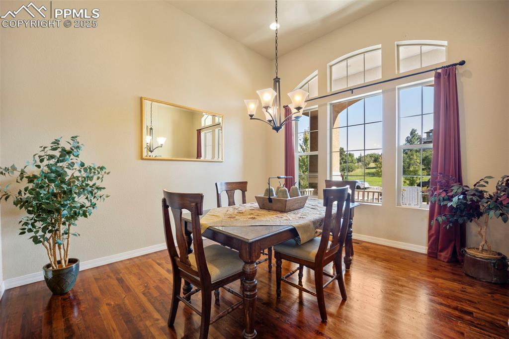 Image 6 of 50: Dining Area