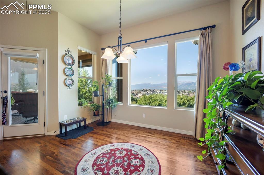 Image 7 of 50: Dining Area