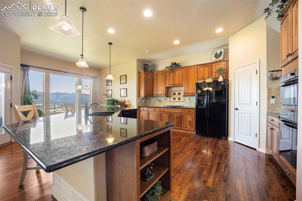 Image 8 of 50: Kitchen