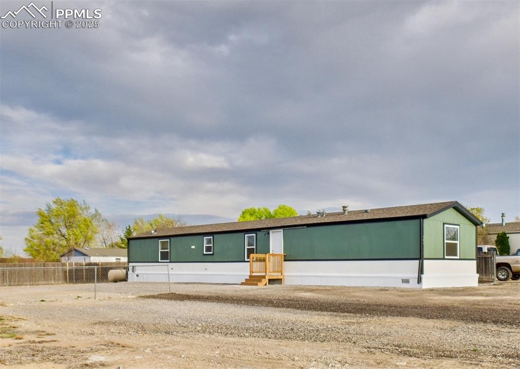 Image 27 of 34: Manufactured / mobile home with fence