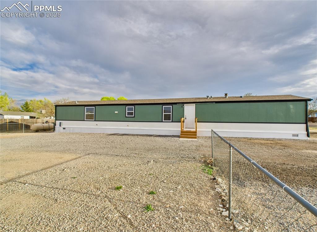 Image 29 of 34: Manufactured / mobile home with entry steps and fence