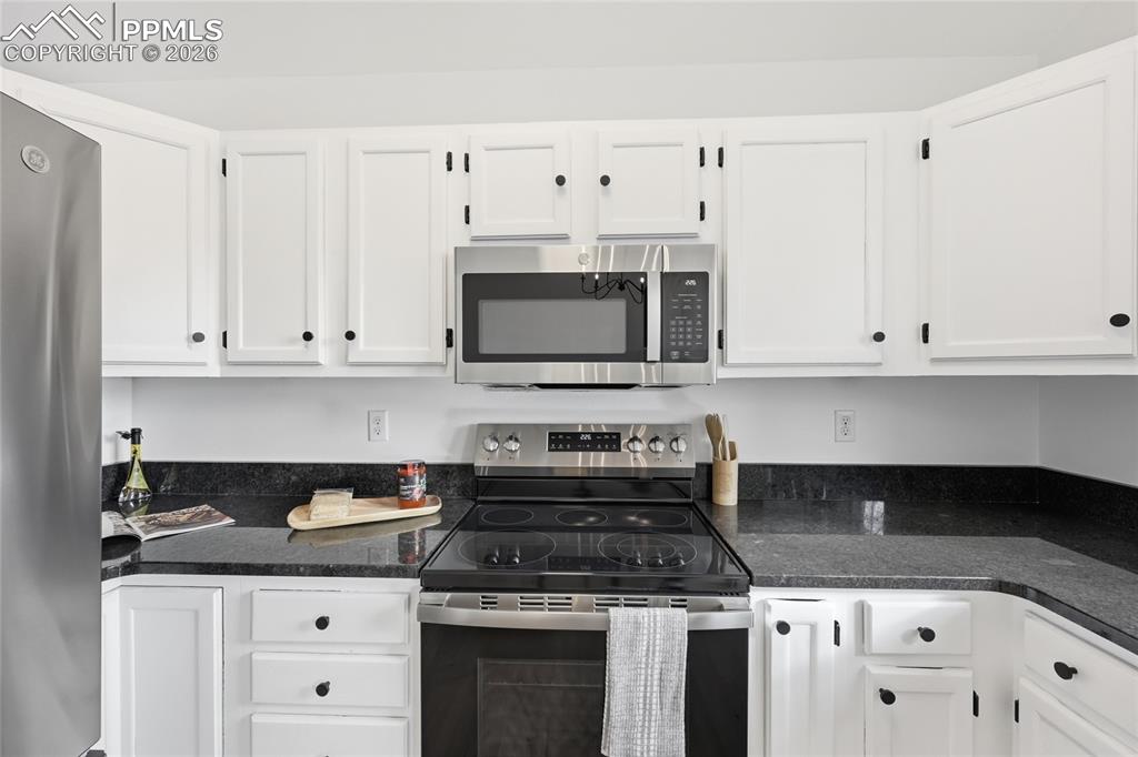 Image 10 of 30: Kitchen