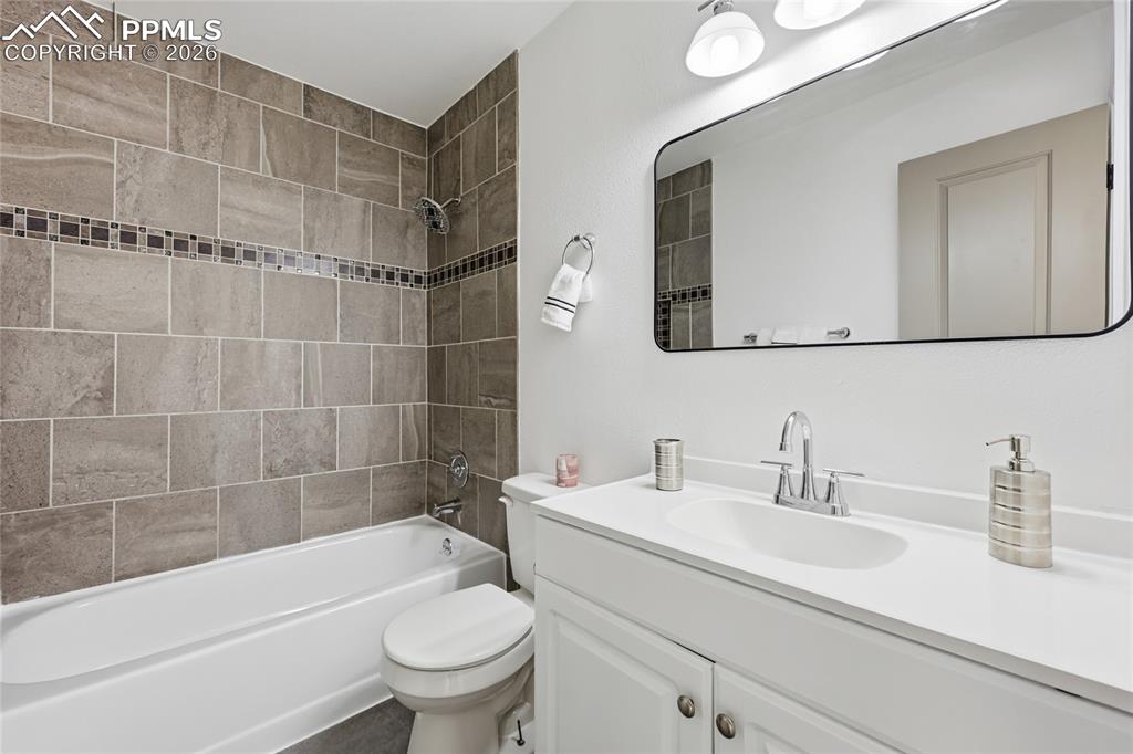 Image 18 of 30: Bathroom