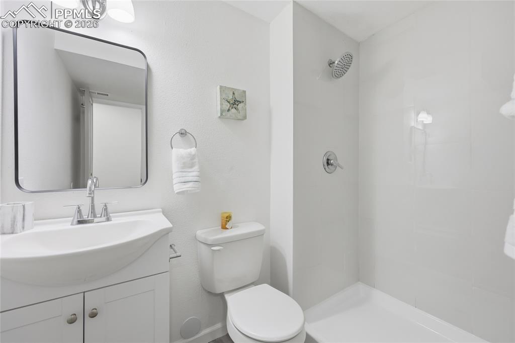 Image 20 of 30: Bathroom