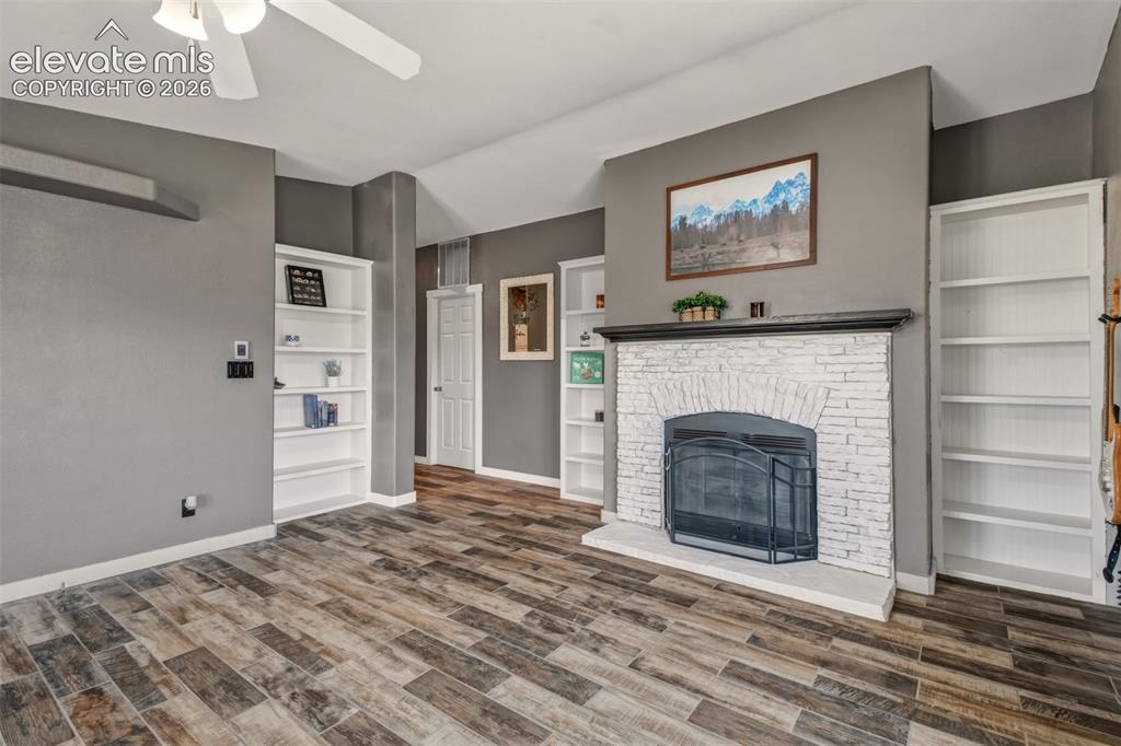 Image 29 of 46: Family Room