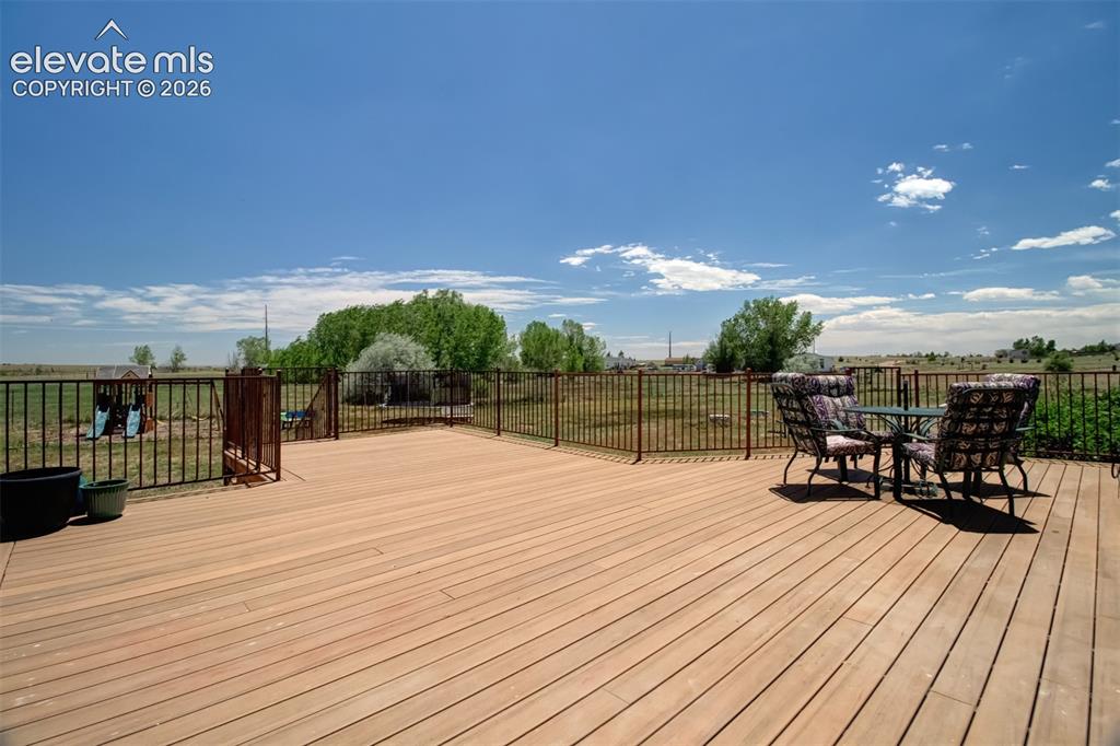 Image 37 of 46: Deck