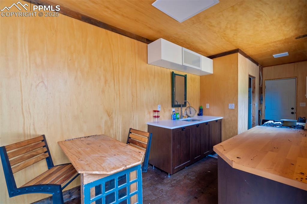 Image 9 of 50: Kitchen