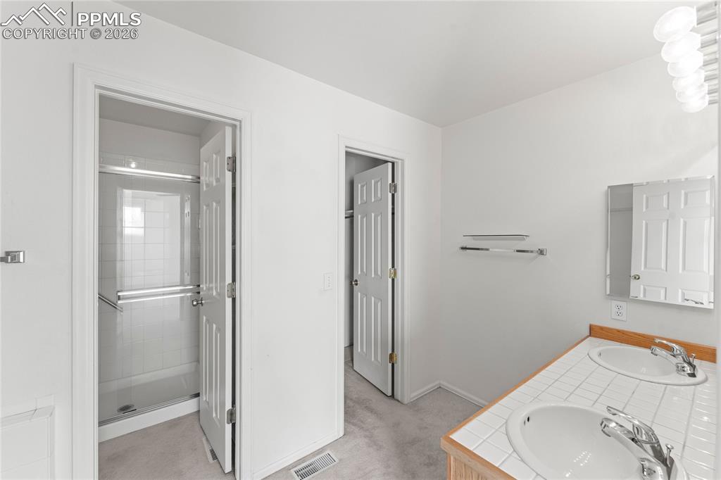 Image 19 of 35: Bathroom