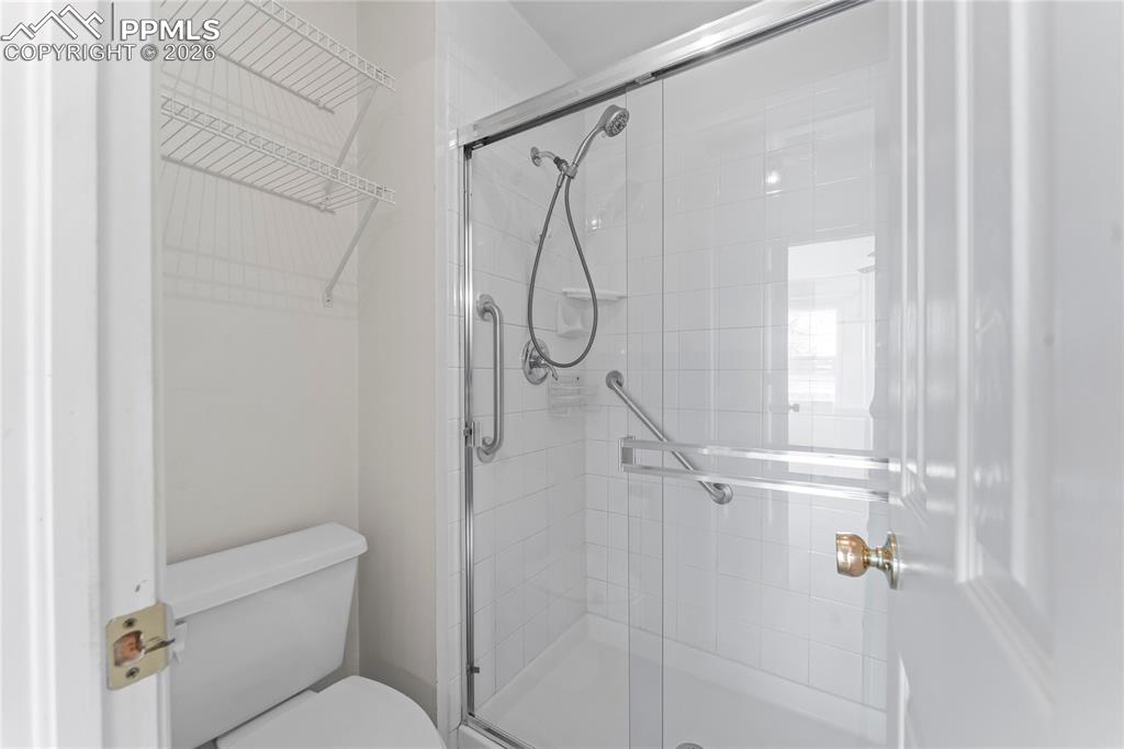 Image 21 of 35: Bathroom