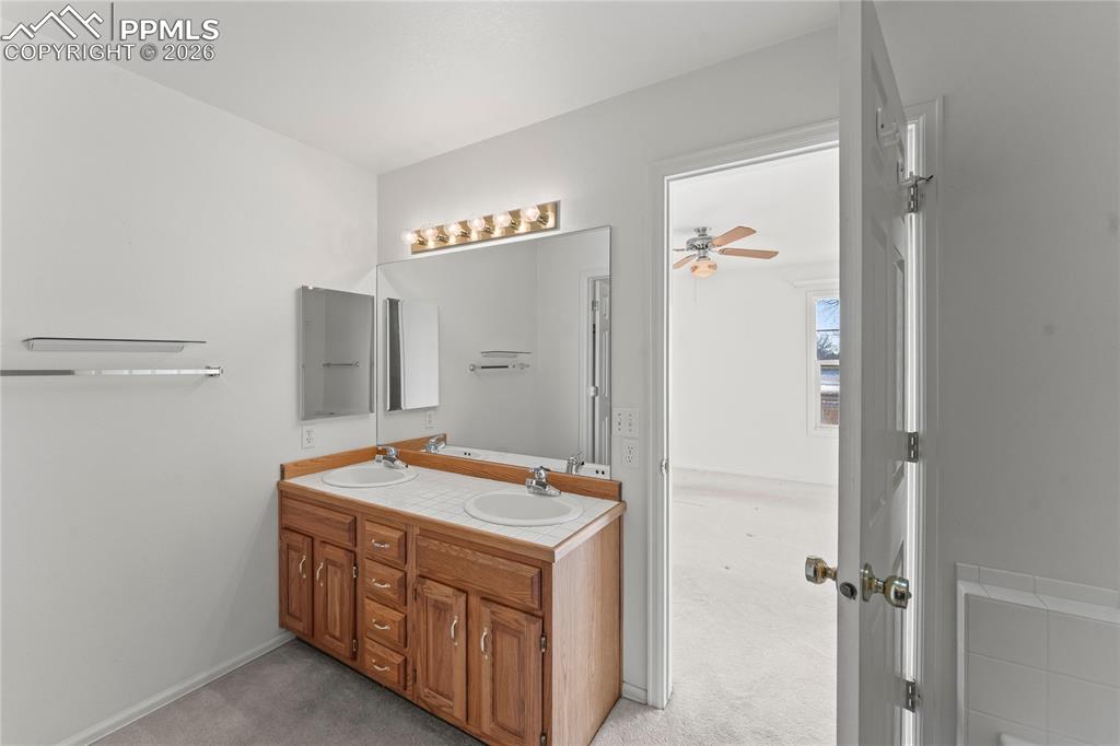 Image 22 of 35: Bathroom