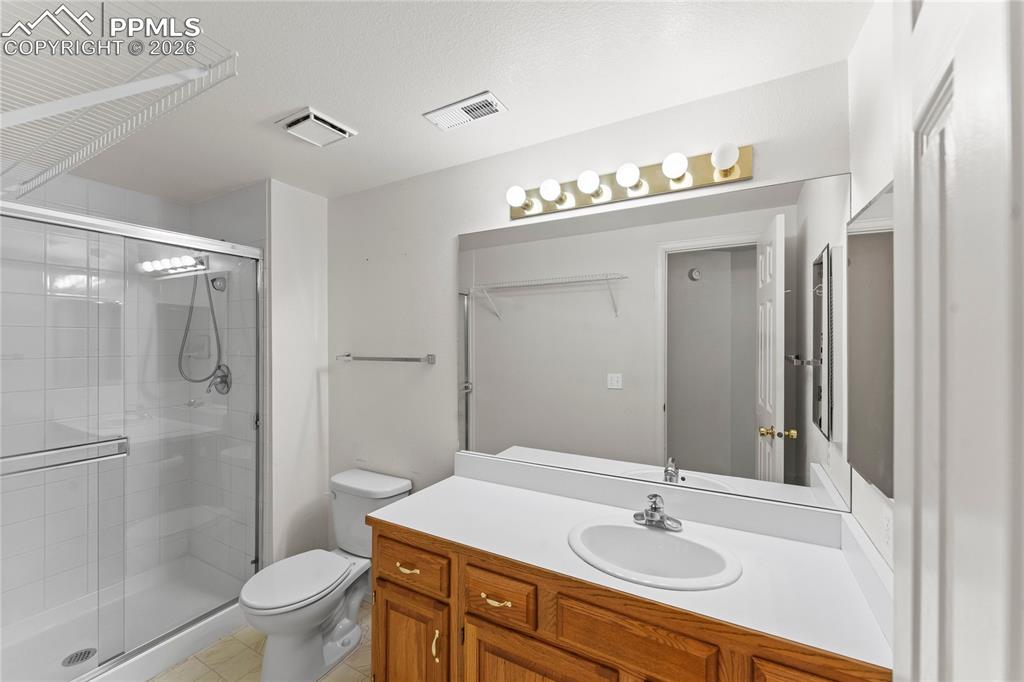 Image 29 of 35: Bathroom