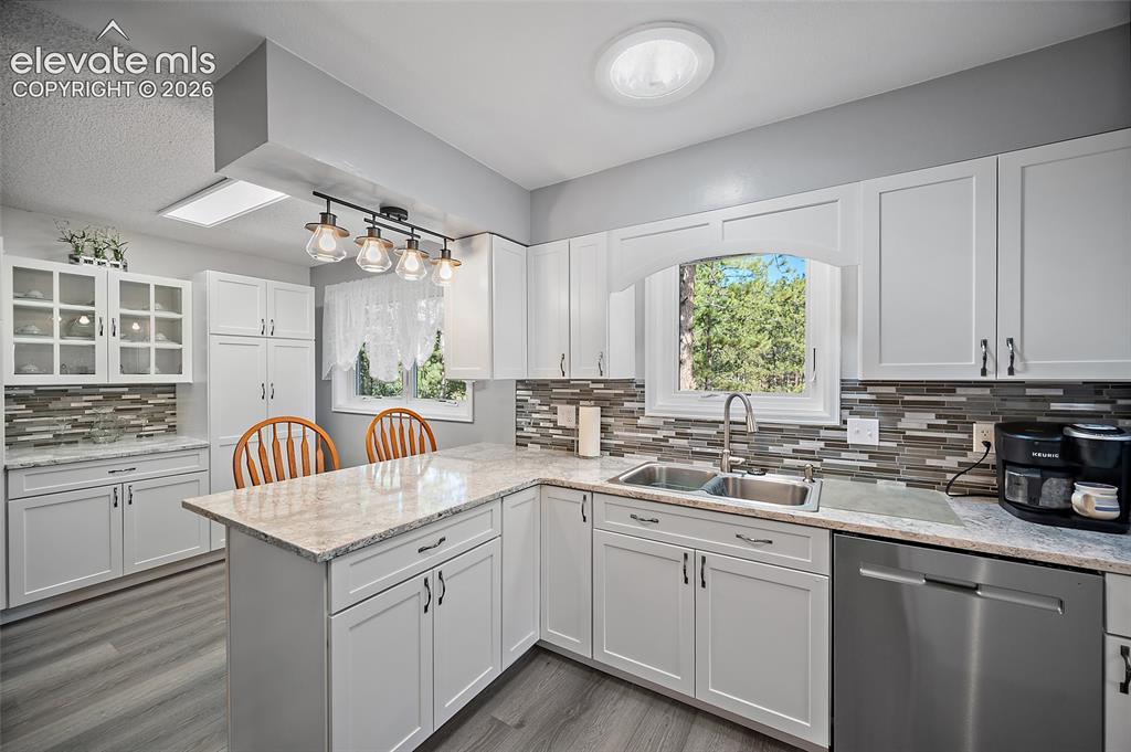 Image 3 of 50: Completely upgraded with gorgeous quartz counter tops and designer backspla