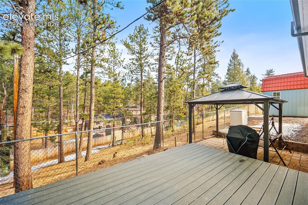 Image 41 of 50: deck and Pergola.