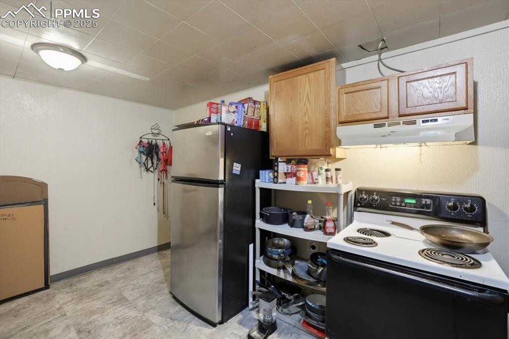 Image 16 of 27: Kitchen