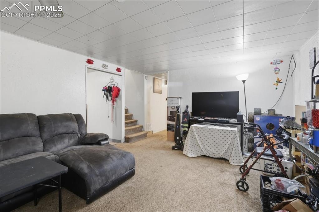 Image 18 of 27: Living Room