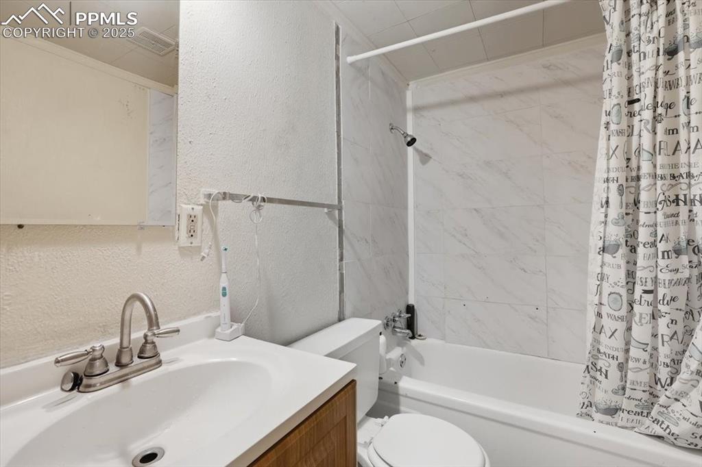 Image 20 of 27: Bathroom