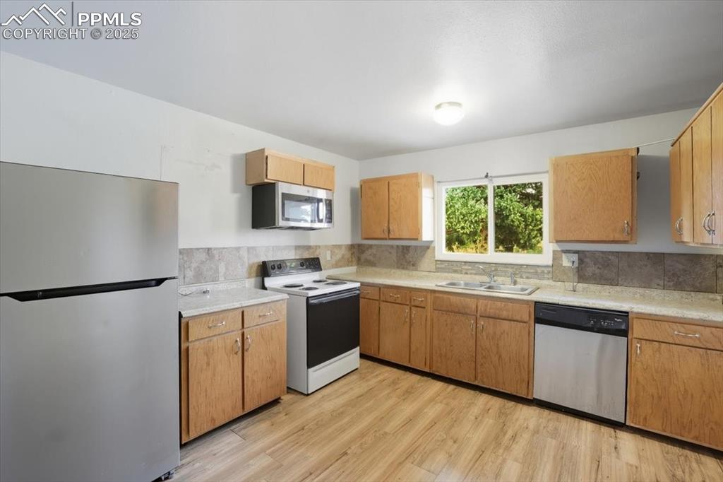 Image 9 of 27: Kitchen