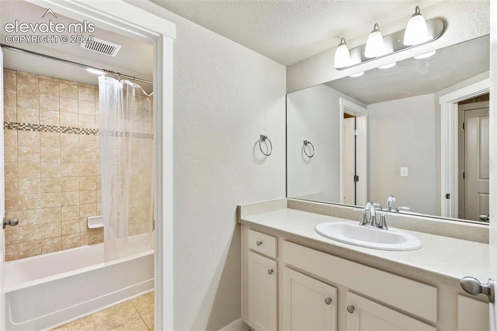 Image 33 of 38: Bathroom